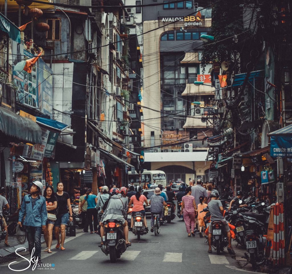 Blend màu vintage, đường phố, phong cách Hồng Kông – một kết hợp đầy mới lạ. Khám phá thế giới phong cách sống với những bức ảnh ấn tượng tại đây. Hãy để chúng tôi lôi cuốn bạn vào một hành trình độc đáo, nơi bạn có thể khám phá các bức ảnh tuyệt đẹp và tinh tế trong từng chi tiết.